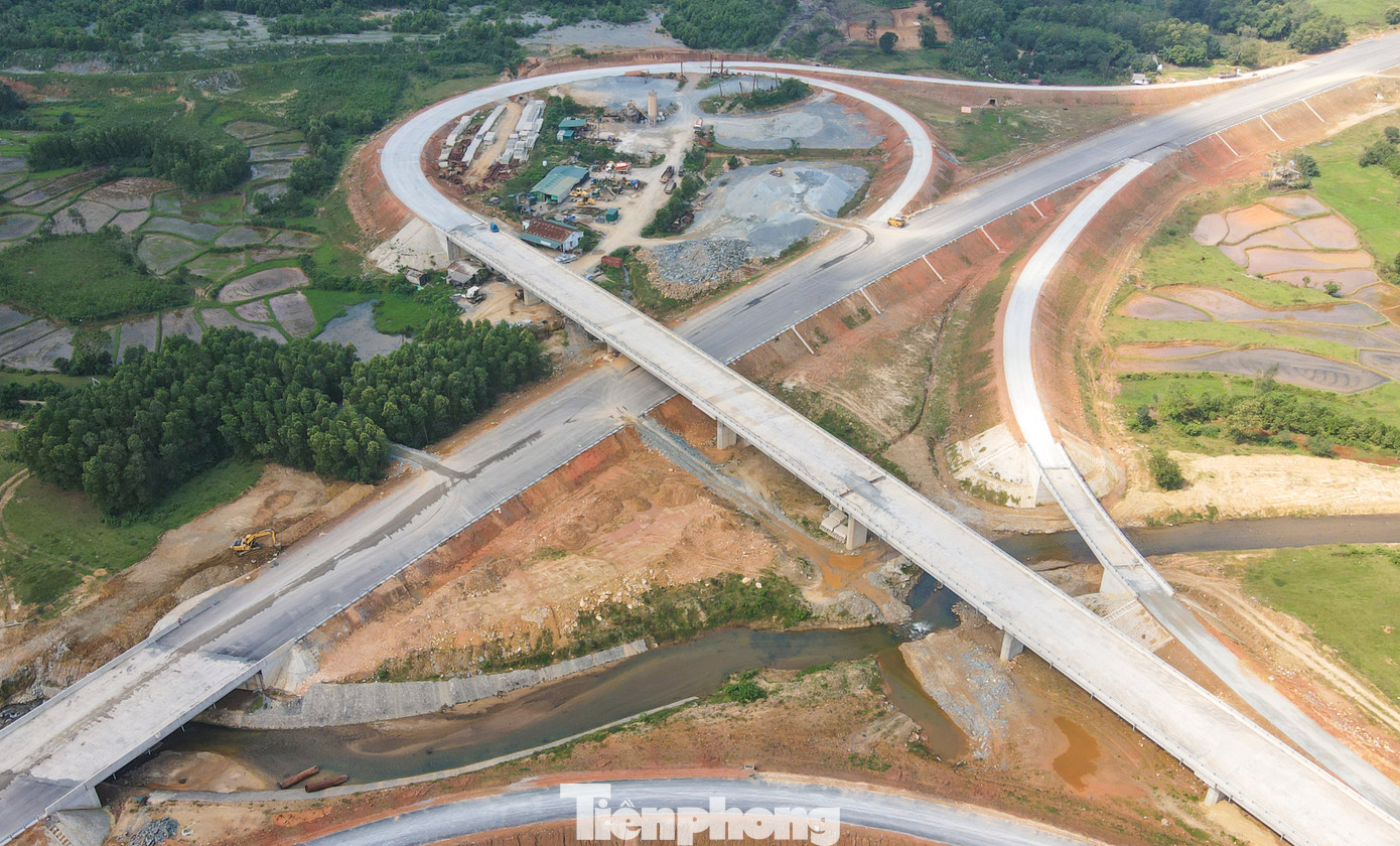 Sau 2 năm thi công, tuyến cao tốc Bắc - Nam qua Hà Tĩnh nhiều vị trí đã gần hoàn thiện, kịp bàn giao vào tháng 4/2025.