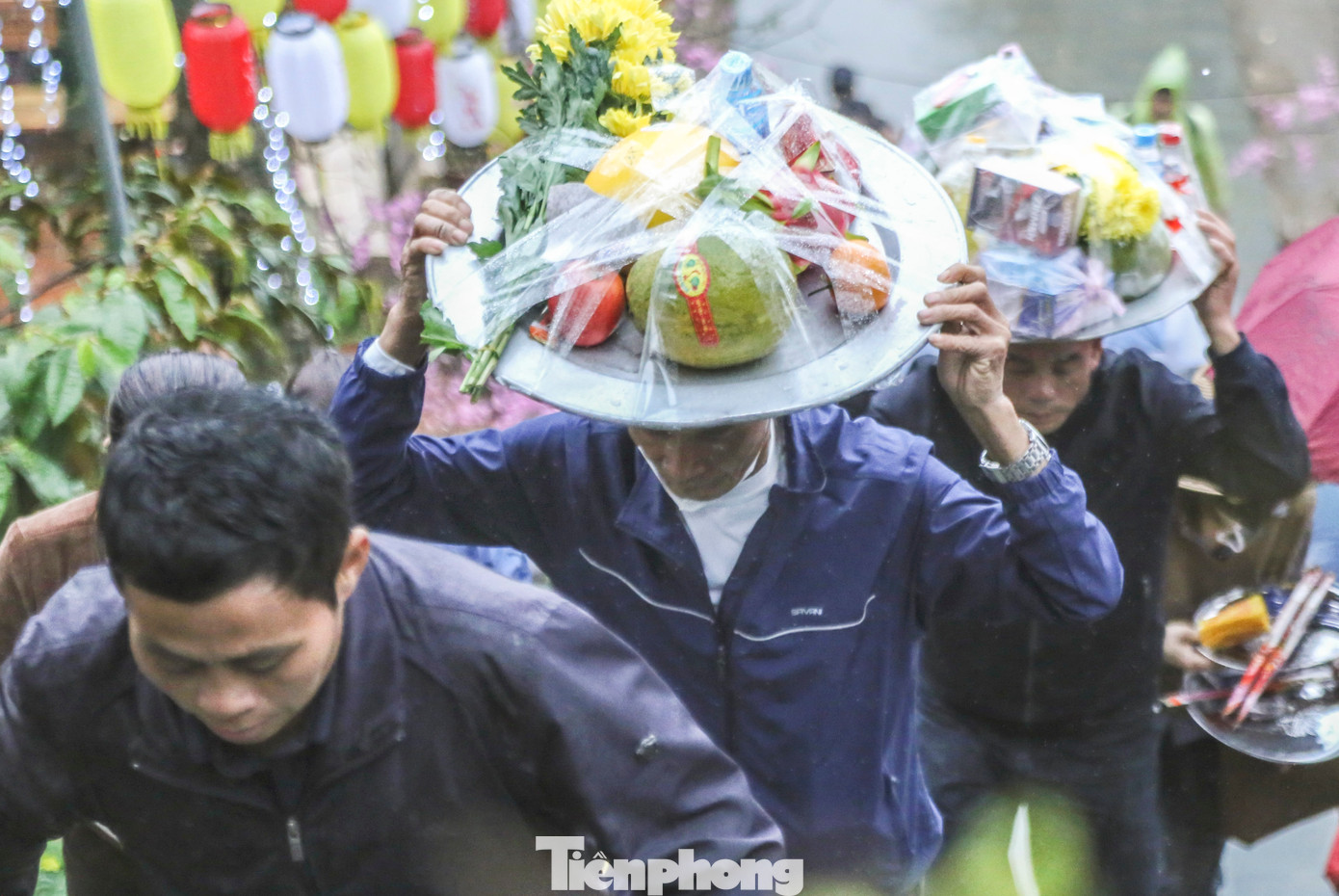 Du khách đến chùa Hương Tích thường tự chuẩn bị lễ vật, hương vào thắp và cầu bình an hoặc viết sớ, mua sắm lễ vật tại các khu vực dưới chân chùa.