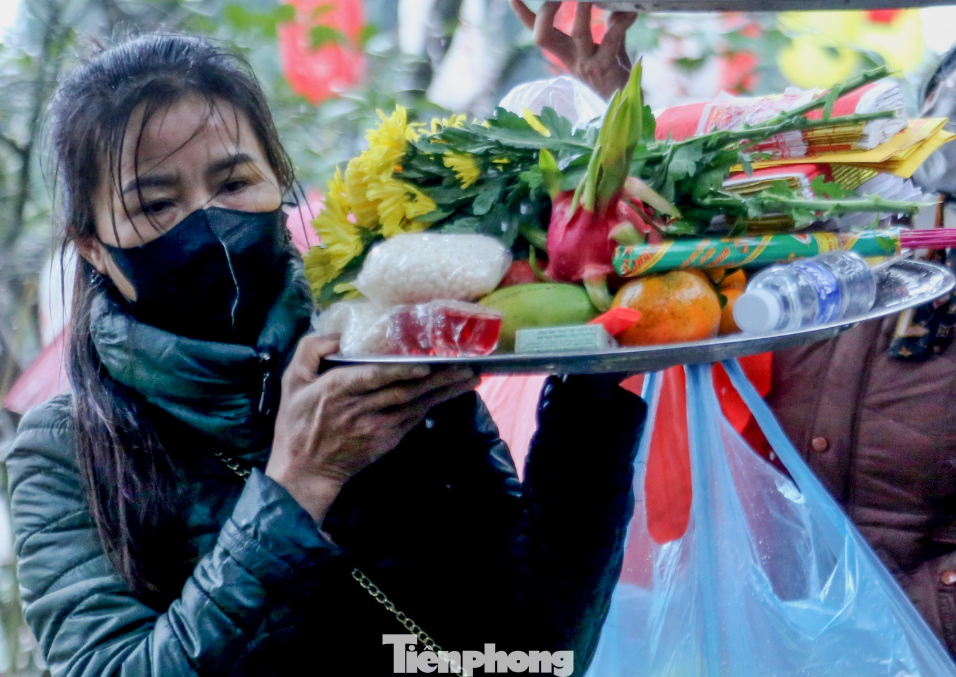 Du khách đến chùa Hương Tích thường tự chuẩn bị lễ vật, hương vào thắp và cầu bình an hoặc viết sớ, mua sắm lễ vật tại các khu vực dưới chân chùa.