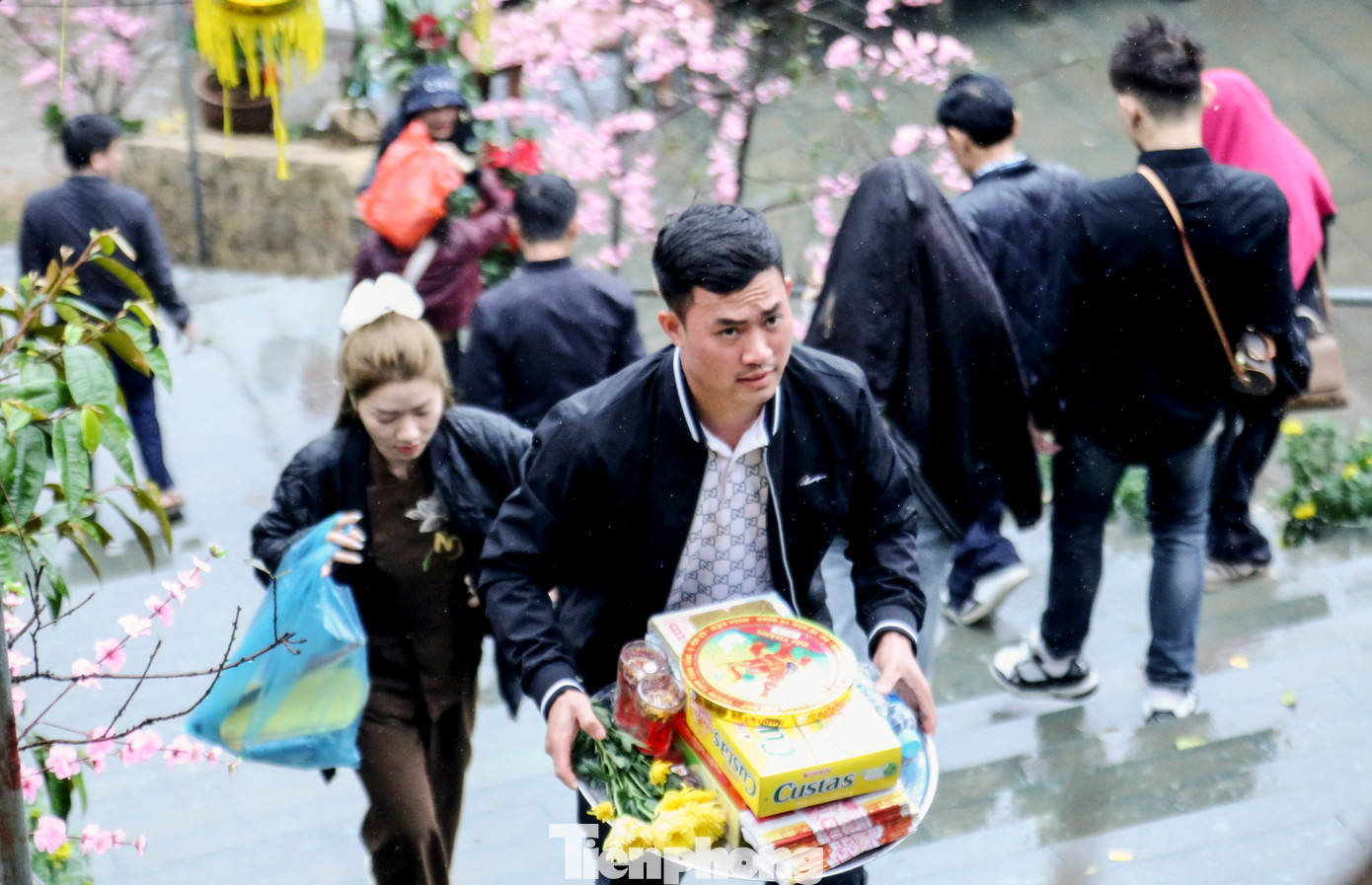 Du khách đến chùa Hương Tích thường tự chuẩn bị lễ vật, hương vào thắp và cầu bình an hoặc viết sớ, mua sắm lễ vật tại các khu vực dưới chân chùa.