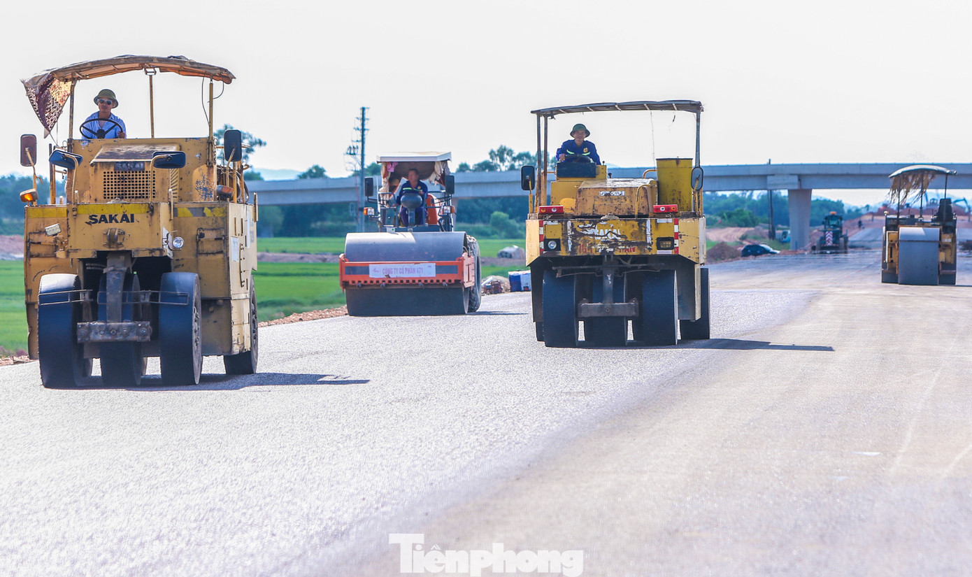 Tại đoạn tuyến Hàm Nghi - Vũng Áng, các nhà thầu đang thảm lớp bê tông nhựa rỗng C25, C19, C16. Đoạn tuyến này dài 54,2km với tổng mức đầu tư hơn 9.700 tỷ đồng, đi qua các huyện Thạch Hà, Cẩm Xuyên và Kỳ Anh của tỉnh Hà Tĩnh. Theo Ban Quản lý dự án Thăng Long, Bộ Giao thông vận tải - chủ đầu tư dự án), đoạn tuyến này đã đạt khối lượng khoảng 76%, một số đơn vị đã vượt tiến độ dự kiến để bù tiến độ cho các đợt mưa vừa qua.