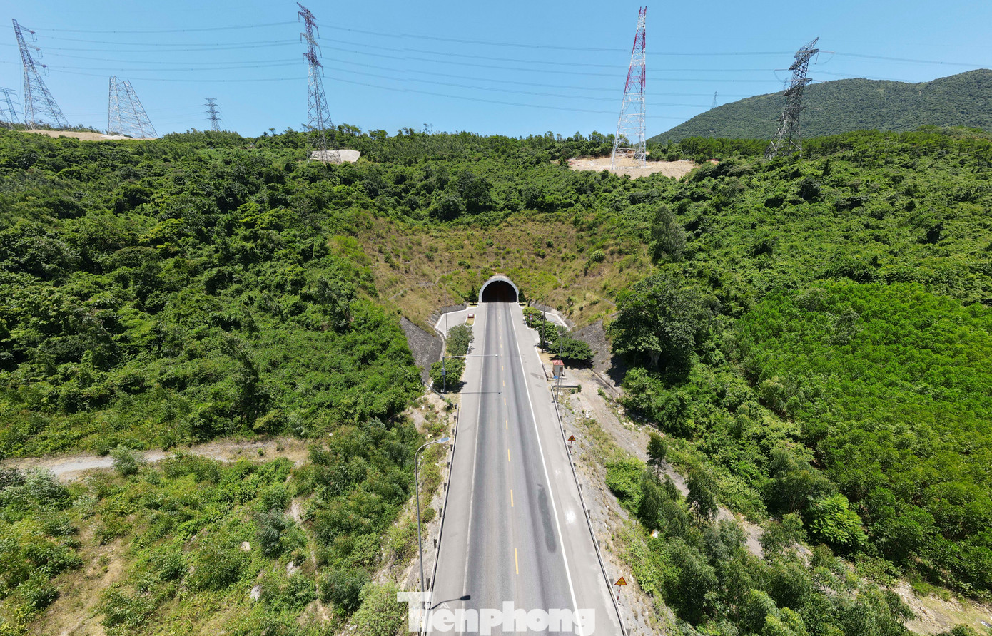 Một dự án khác đang triển khai và dự kiến hoàn thành năm 2025 là Công trình đầu tư mở rộng hầm Đèo Ngang nối Hà Tĩnh và Quảng Bình.