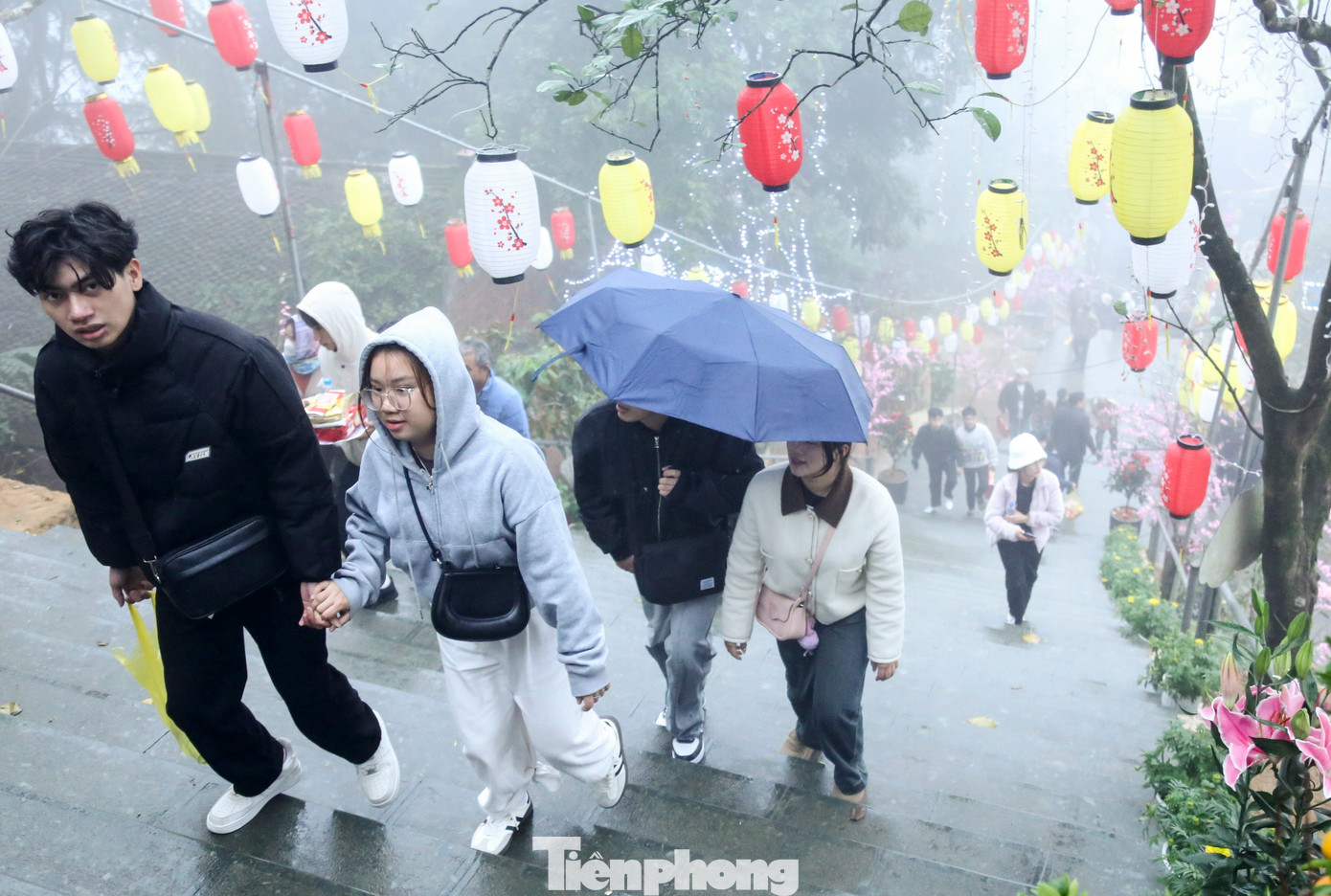 Đơn vị quản lý khu di tích cho biết từ 10h-14h là thời điểm du khách đến hành hương, vãn cảnh chùa Hương Tích đông nhất. “Năm nay thời tiết mưa lạnh nên chúng tôi đi sớm hơn. Đường lên chùa có các phương tiện hỗ trợ nhiều nên việc lên chùa thắp hương, vãn cảnh cũng dễ dàng hơn ngày trước”, anh Thành (38 tuổi, trú TP Hà Tĩnh) chia sẻ.
