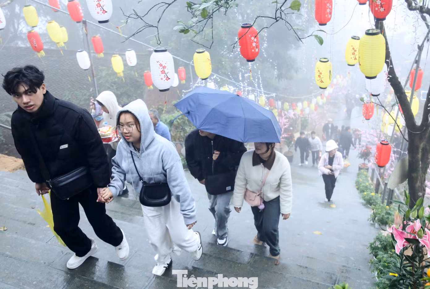 Đơn vị quản lý khu di tích cho biết từ 10h-14h là thời điểm du khách đến hành hương, vãn cảnh chùa Hương Tích đông nhất. “Năm nay thời tiết mưa lạnh nên chúng tôi đi sớm hơn. Đường lên chùa có các phương tiện hỗ trợ nhiều nên việc lên chùa thắp hương, vãn cảnh cũng dễ dàng hơn ngày trước”, anh Thành (38 tuổi, trú TP Hà Tĩnh) chia sẻ.