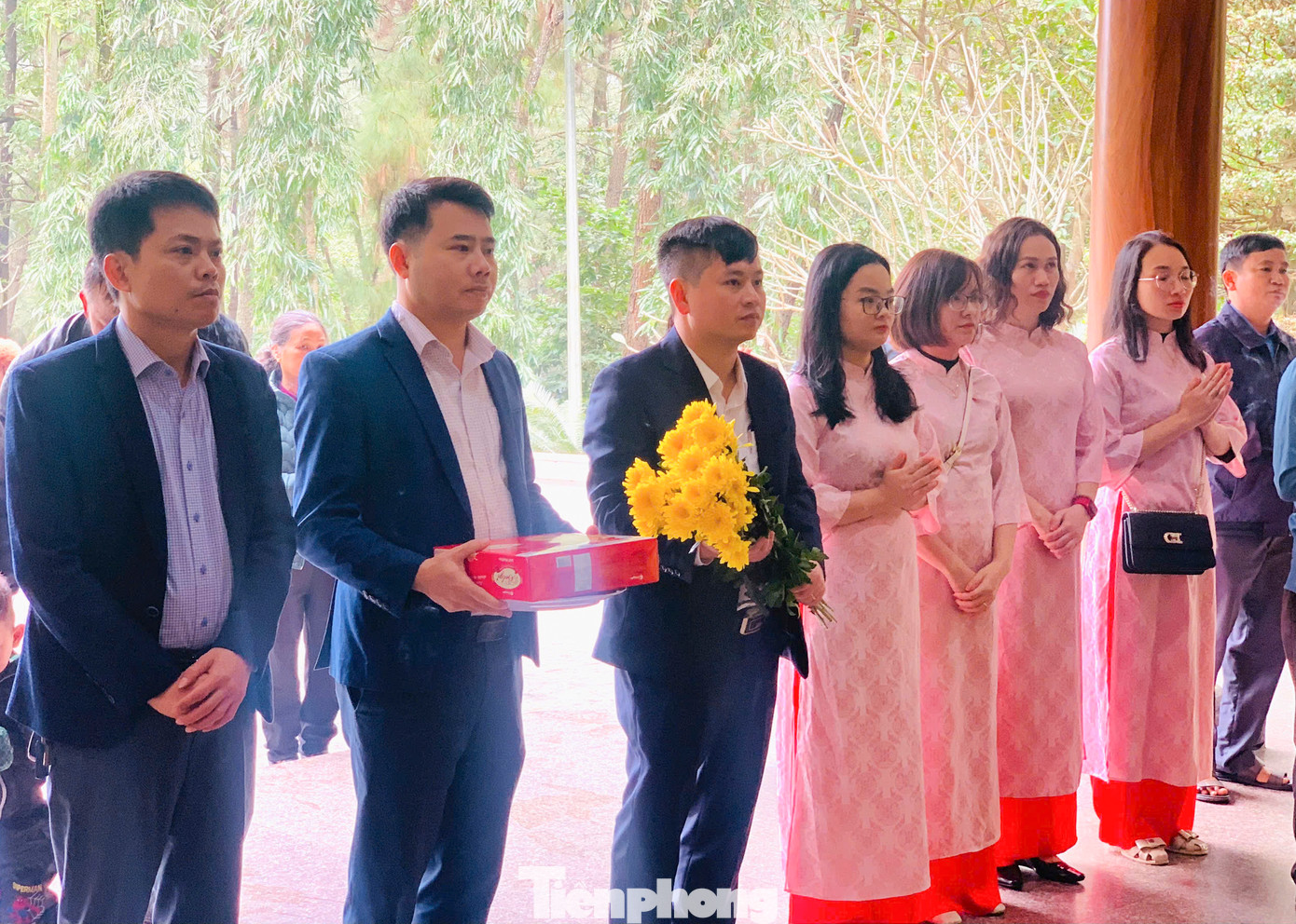 &quot;Để đảm bảo an toàn, tiếp đón chu đáo du khách, đơn vị đã bố trí cán bộ, nhân viên, người lao động túc trực xuyên Tết. Chúng tôi muốn người dân không chỉ đến đây dâng hương, viếng thăm “địa chỉ đỏ” mà còn được khám phá cảnh đẹp và có những ngày du xuân ý nghĩa&quot;, ông Vũ thông tin. Trong hình, du khách ở khắp các tỉnh thành về hành hương tại khu di tích.