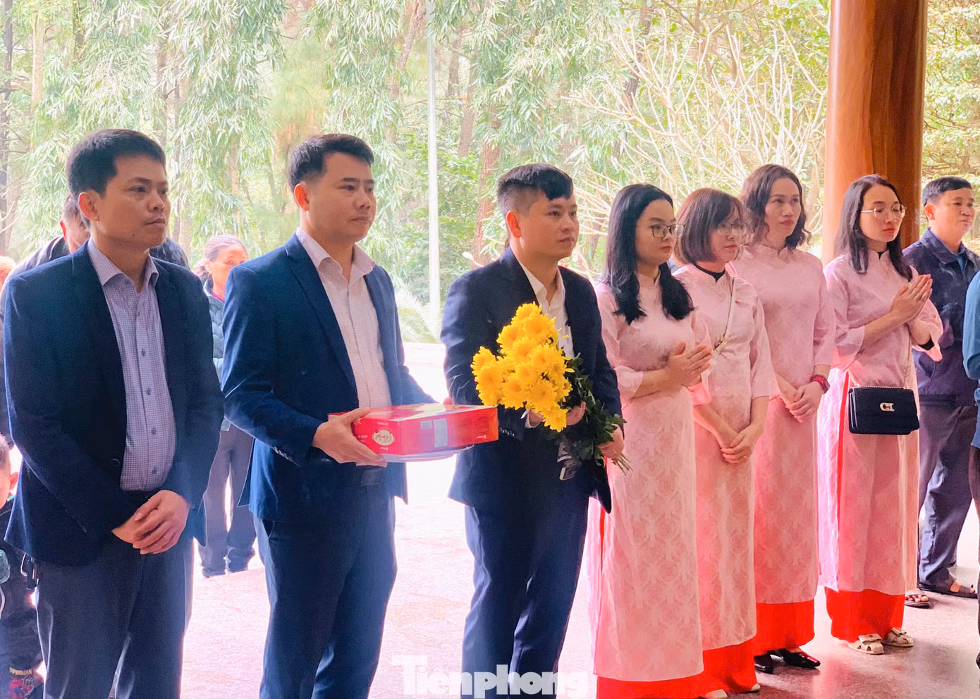 "Để đảm bảo an toàn, tiếp đón chu đáo du khách, đơn vị đã bố trí cán bộ, nhân viên, người lao động túc trực xuyên Tết. Chúng tôi muốn người dân không chỉ đến đây dâng hương, viếng thăm “địa chỉ đỏ” mà còn được khám phá cảnh đẹp và có những ngày du xuân ý nghĩa", ông Vũ thông tin. Trong hình, du khách ở khắp các tỉnh thành về hành hương tại khu di tích.