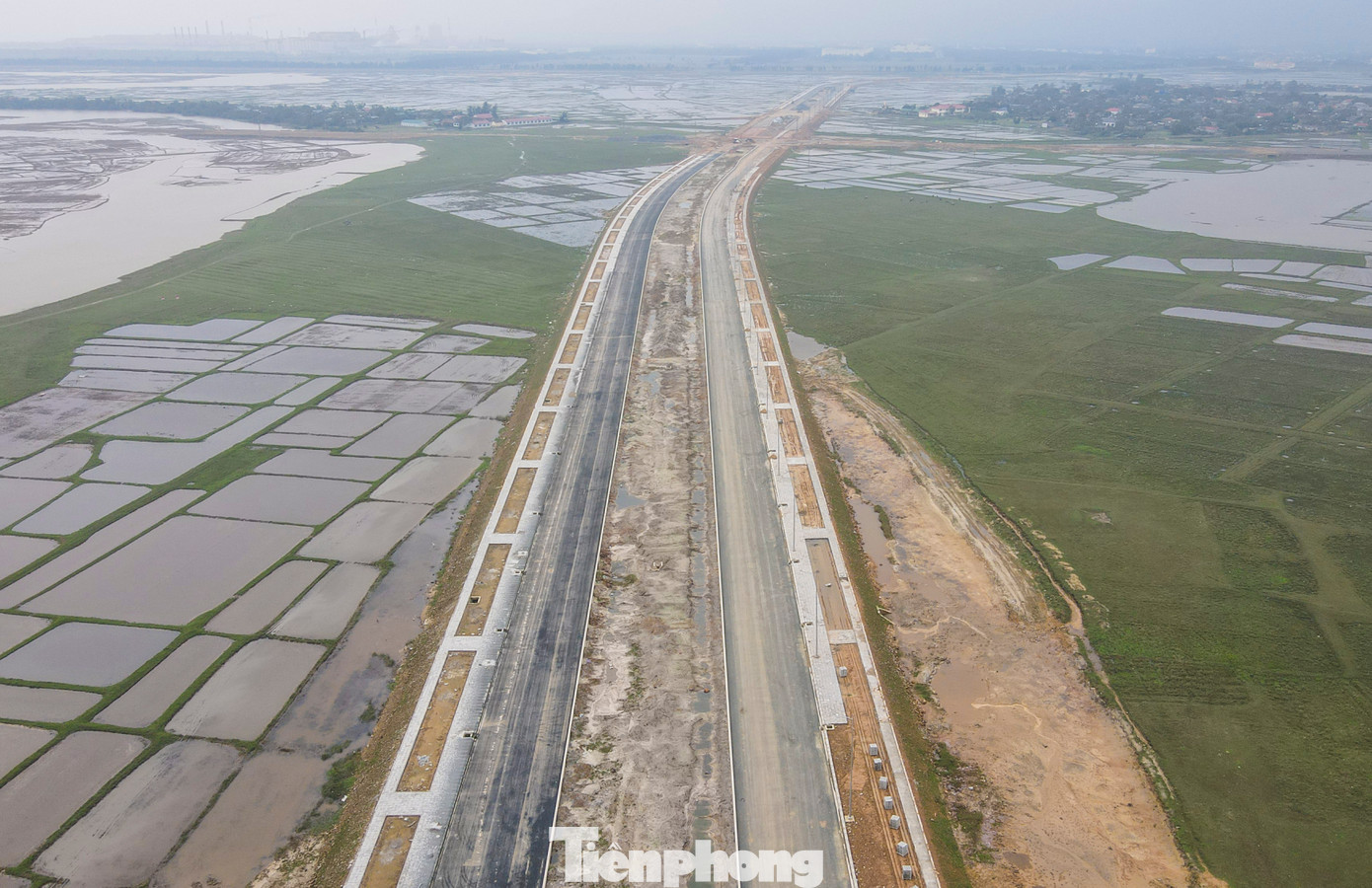 Quy mô đầu tư xây dựng tuyến đường có chiều dài gần 9 km, rộng 24 m. Đại diện Ban quản lý dự án đầu tư xây dựng công trình khu vực Khu kinh tế tỉnh Hà Tĩnh (chủ đầu tư dự án) cho biết, sau gần 2 năm thi công, tiến độ dự án đã đạt hơn 90%, hoàn thiện theo tiến độ.
