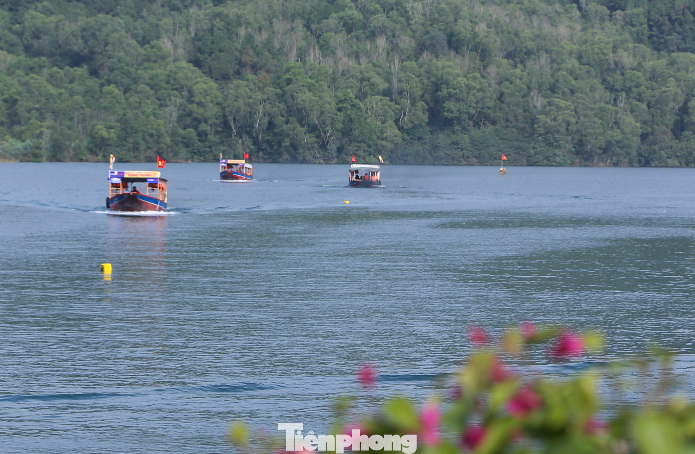 Các dịch vụ đi thuyền qua hồ Nhà Đường, xe điện lên cáp treo và cả dịch vụ cáp treo được sử dụng hết công năng để phục vụ du khách.