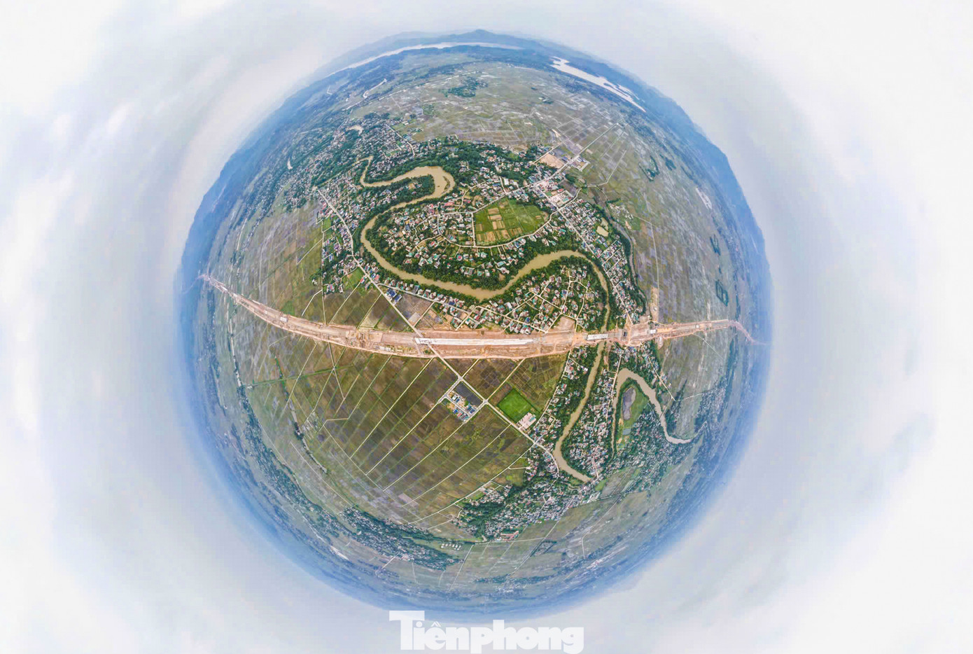 Để đảm bảo tiến độ bàn giao vào tháng 4/2025, từng đơn vị thực hiện các gói thầu đang tăng tốc, chuẩn bị đủ nhân lực, máy móc cho quá trình xây dựng dự án.