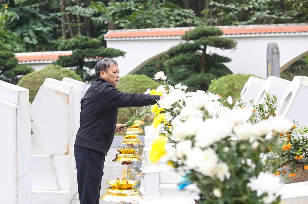 Những bông cúc trắng được dâng lên mộ 10 nữ anh hùng liệt sĩ với lòng thành kính.