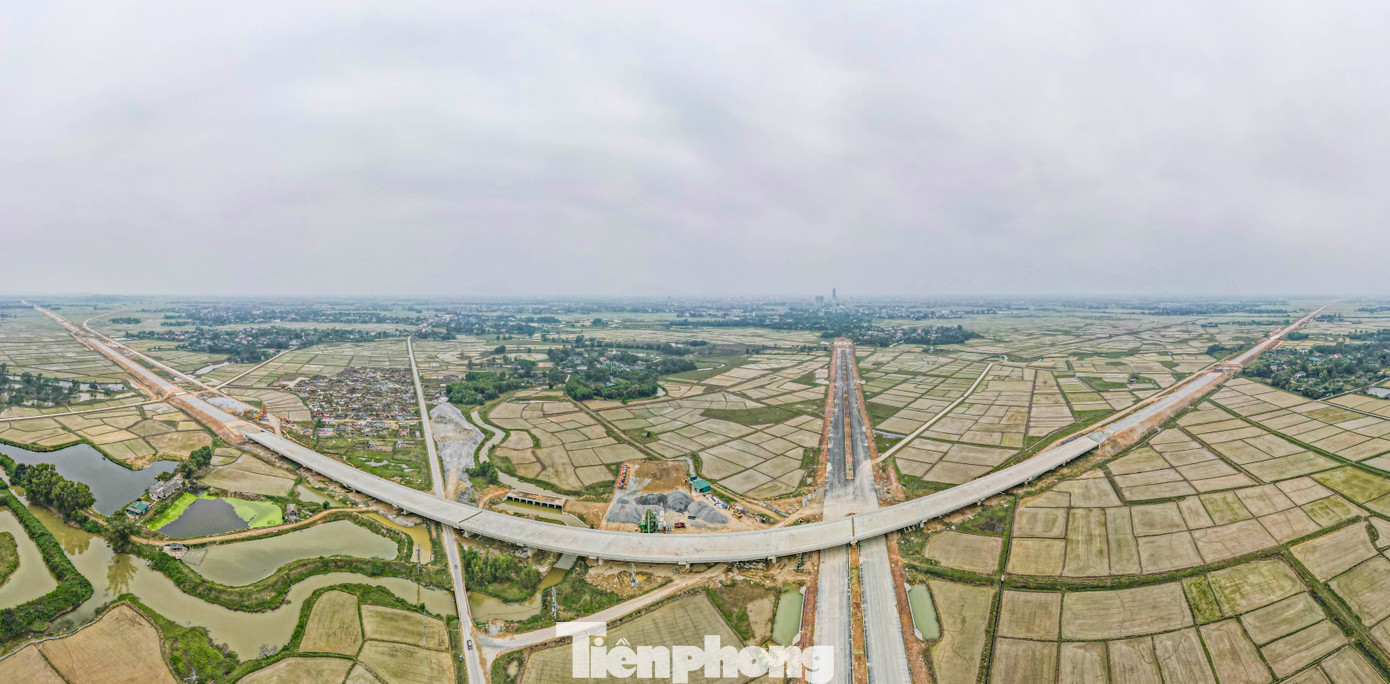 Sau thời gian thi công, dự án có hơn 2km đã được thảm bê tông nhựa là phần diện tích đã được bàn giao cho đơn vị triển khai thi công. Hiện còn 1,25km chưa được bàn giao cho đơn vị thi công do vướng mặt bằng. Chủ đầu tư đã có văn bản gửi UBND tỉnh Hà Tĩnh về việc gia hạn thời gian thực hiện dự án.