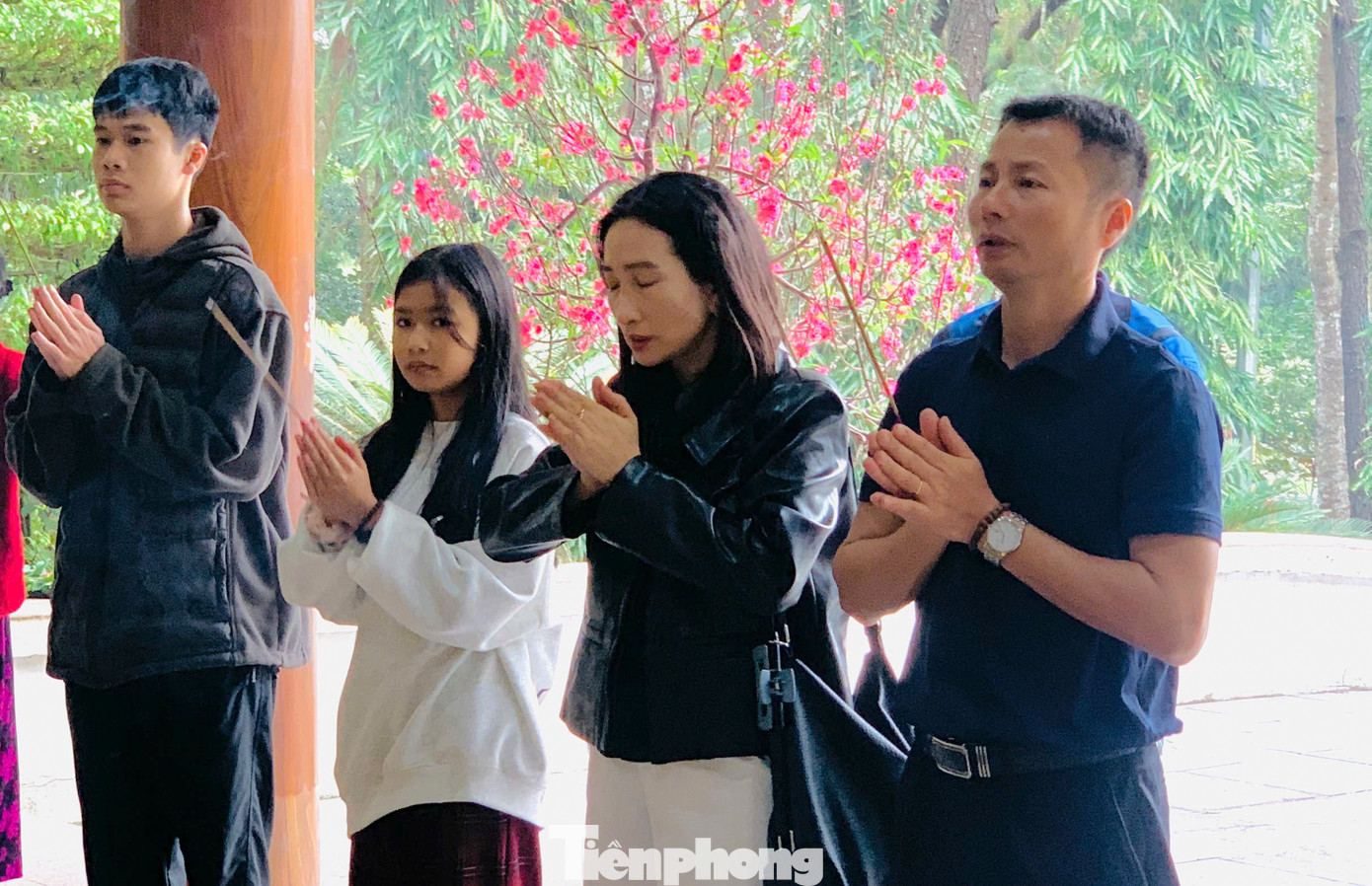 &quot;Để đảm bảo an toàn, tiếp đón chu đáo du khách, đơn vị đã bố trí cán bộ, nhân viên, người lao động túc trực xuyên Tết. Chúng tôi muốn người dân không chỉ đến đây dâng hương, viếng thăm “địa chỉ đỏ” mà còn được khám phá cảnh đẹp và có những ngày du xuân ý nghĩa&quot;, ông Vũ thông tin. Trong hình, du khách ở khắp các tỉnh thành về hành hương tại khu di tích.