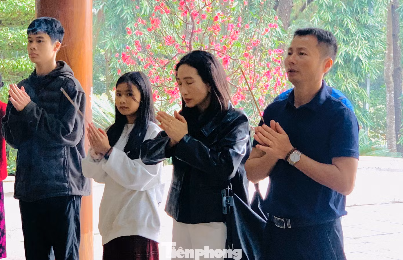 "Để đảm bảo an toàn, tiếp đón chu đáo du khách, đơn vị đã bố trí cán bộ, nhân viên, người lao động túc trực xuyên Tết. Chúng tôi muốn người dân không chỉ đến đây dâng hương, viếng thăm “địa chỉ đỏ” mà còn được khám phá cảnh đẹp và có những ngày du xuân ý nghĩa", ông Vũ thông tin. Trong hình, du khách ở khắp các tỉnh thành về hành hương tại khu di tích.