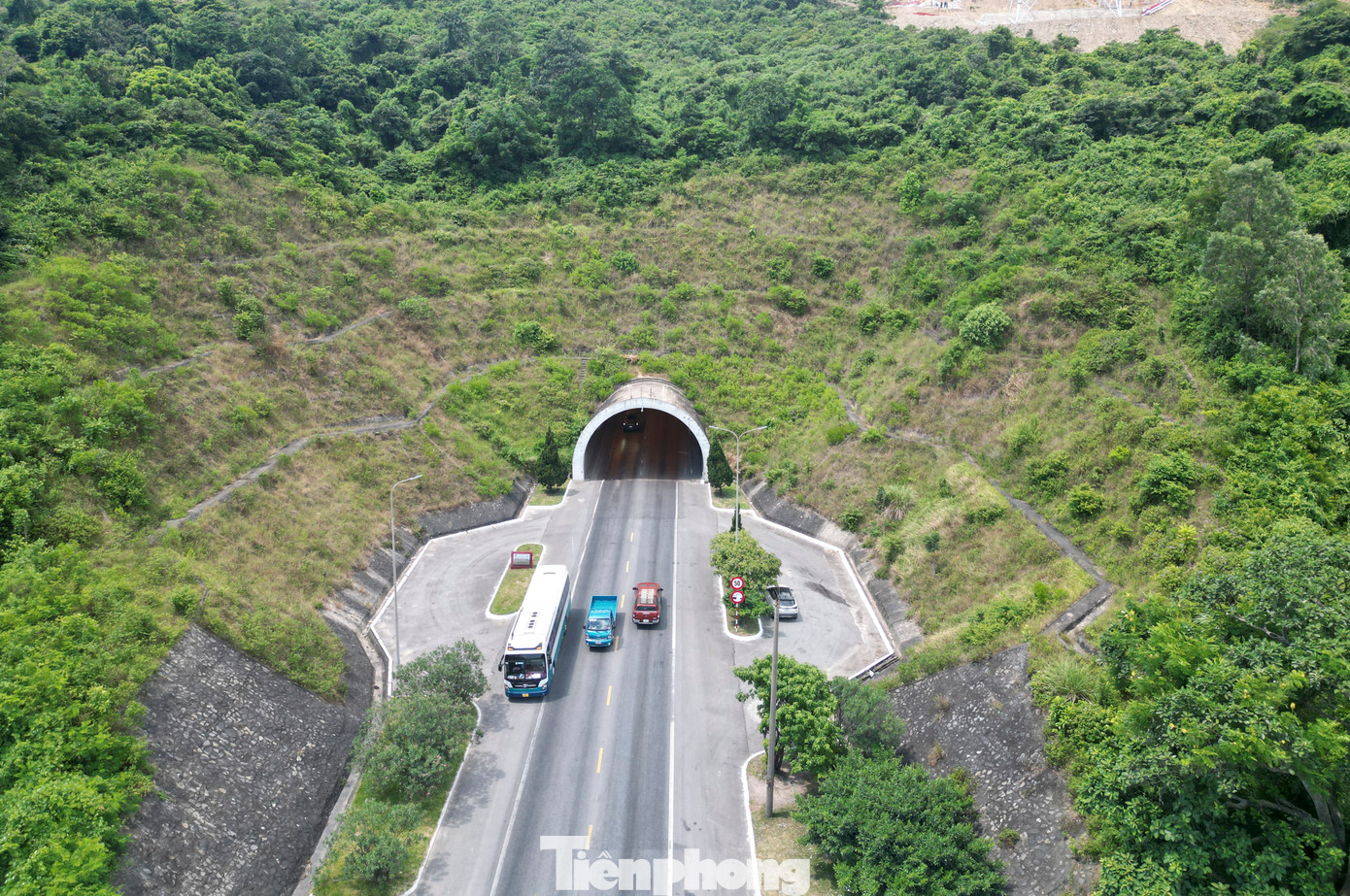 Khi hoàn thành, hầm Đèo Ngang sẽ khai thác song song 2 ống hầm với tổng chiều rộng nền đường lên đến 20,5m, cung cấp 4 làn xe cơ giới và 2 làn xe thô sơ.