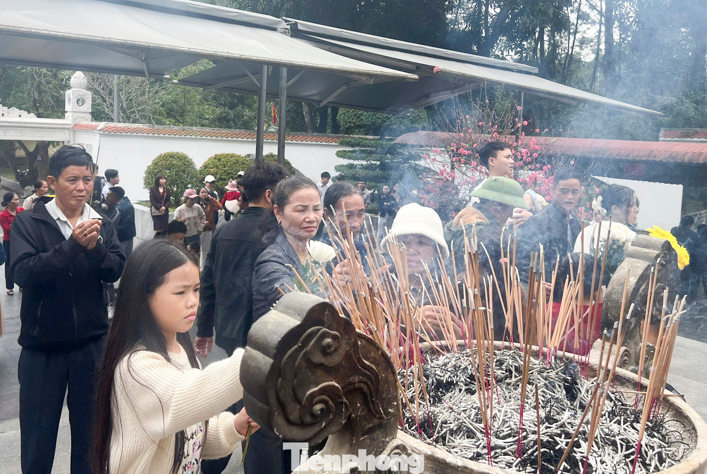 Tại Khu di tích lịch sử quốc gia đặc biệt Ngã ba Đồng Lộc (thị trấn Đồng Lộc, huyện Can Lộc) nằm trên đường Hồ Chí Minh huyền thoại. Những ngày đầu năm, “địa chỉ đỏ” này cũng đón hàng nghìn du khách từ khắp mọi miền đất nước về du xuân, thăm viếng tưởng nhớ 10 nữ anh hùng liệt sĩ.