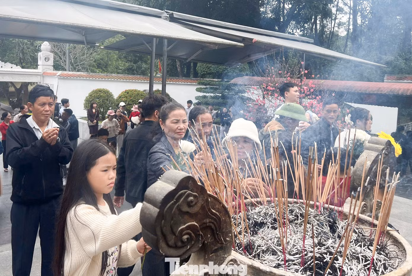 Tại Khu di tích lịch sử quốc gia đặc biệt Ngã ba Đồng Lộc (thị trấn Đồng Lộc, huyện Can Lộc) nằm trên đường Hồ Chí Minh huyền thoại. Những ngày đầu năm, “địa chỉ đỏ” này cũng đón hàng nghìn du khách từ khắp mọi miền đất nước về du xuân, thăm viếng tưởng nhớ 10 nữ anh hùng liệt sĩ.