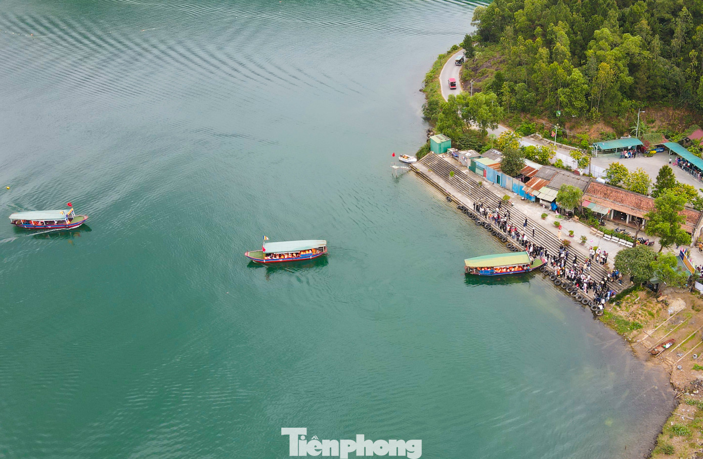 Các dịch vụ đi thuyền qua hồ Nhà Đường, xe điện lên cáp treo và cả dịch vụ cáp treo được sử dụng hết công năng để phục vụ du khách.