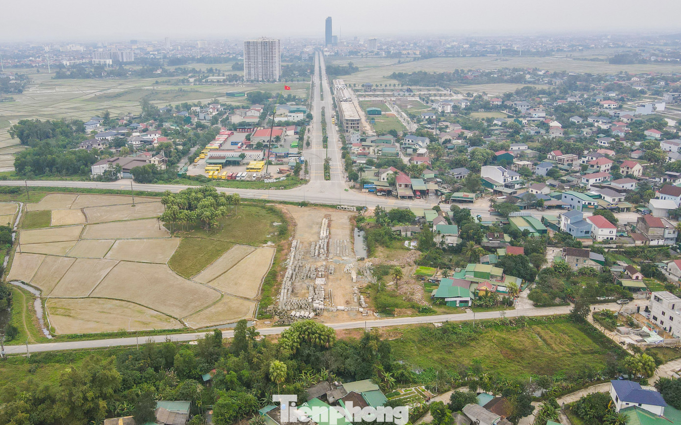 Dự án đường Hàm Nghi kéo dài có chiều dài 3,3km với điểm đầu khớp nối quốc lộ 1 tuyến tránh TP Hà Tĩnh, điểm cuối kết nối vào tuyến nhánh quốc lộ 8C (xã Thạch Xuân, huyện Thạch Hà). Công trình do Ban QLDA Đầu tư xây dựng công trình giao thông tỉnh Hà Tĩnh với tổng mức đầu tư 575 tỷ đồng.