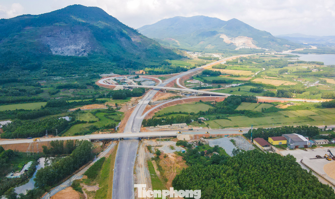 Nút giao đường bộ cao tốc Bắc - Nam xuống Khu kinh tế Vũng Áng (thị xã Kỳ Anh, Hà Tĩnh) vừa hoàn thành. Nút giao đường bộ cao tốc Bắc - Nam xuống Khu kinh tế Vũng Áng (thị xã Kỳ Anh, Hà Tĩnh) vừa hoàn thành.