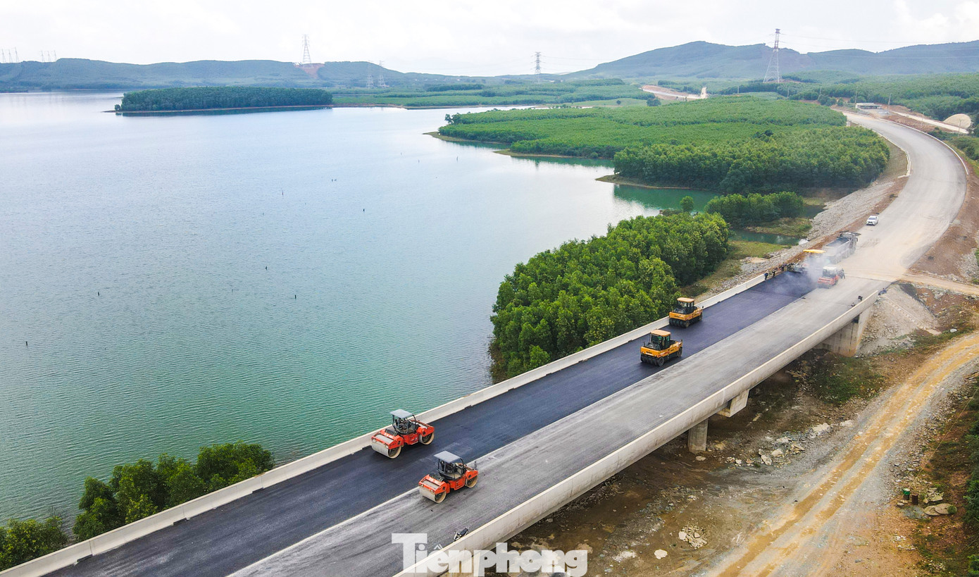 Sau 2 năm thi công, tuyến cao tốc Bắc - Nam qua Hà Tĩnh nhiều vị trí đã gần hoàn thiện, kịp bàn giao vào tháng 4/2025.