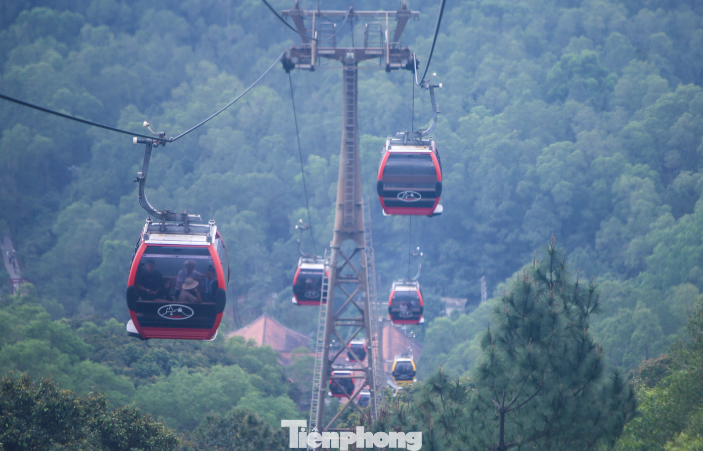 Các dịch vụ đi thuyền qua hồ Nhà Đường, xe điện lên cáp treo và cả dịch vụ cáp treo được sử dụng hết công năng để phục vụ du khách.