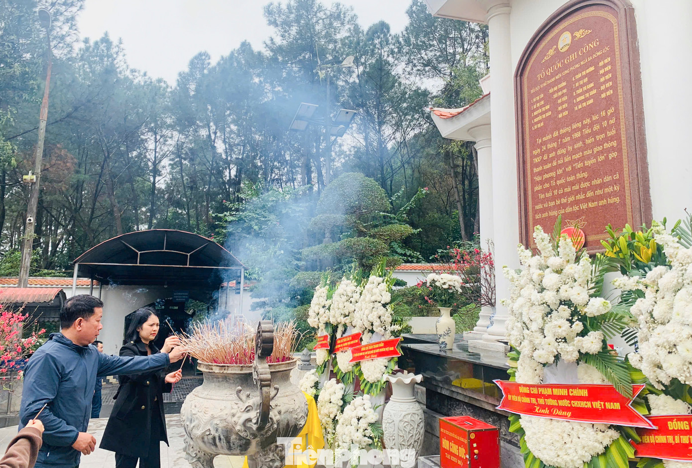 &quot;Để đảm bảo an toàn, tiếp đón chu đáo du khách, đơn vị đã bố trí cán bộ, nhân viên, người lao động túc trực xuyên Tết. Chúng tôi muốn người dân không chỉ đến đây dâng hương, viếng thăm “địa chỉ đỏ” mà còn được khám phá cảnh đẹp và có những ngày du xuân ý nghĩa&quot;, ông Vũ thông tin. Trong hình, du khách ở khắp các tỉnh thành về hành hương tại khu di tích.