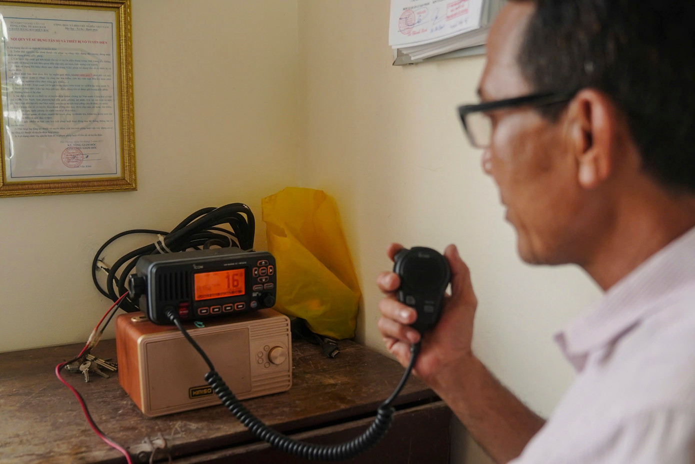 Ngoài nhiệm vụ vận hành, kiểm tra hệ thống đèn chiếu sáng và thiết bị báo hiệu hàng hải, các cán bộ trực tại Trạm hải đăng Cửa Nhượng còn đảm nhiệm công tác theo dõi và vận hành thiết bị thông tin vô tuyến VHF (thiết bị thông tin liên lạc thông dụng hoạt động trên dải tần số rất cao).