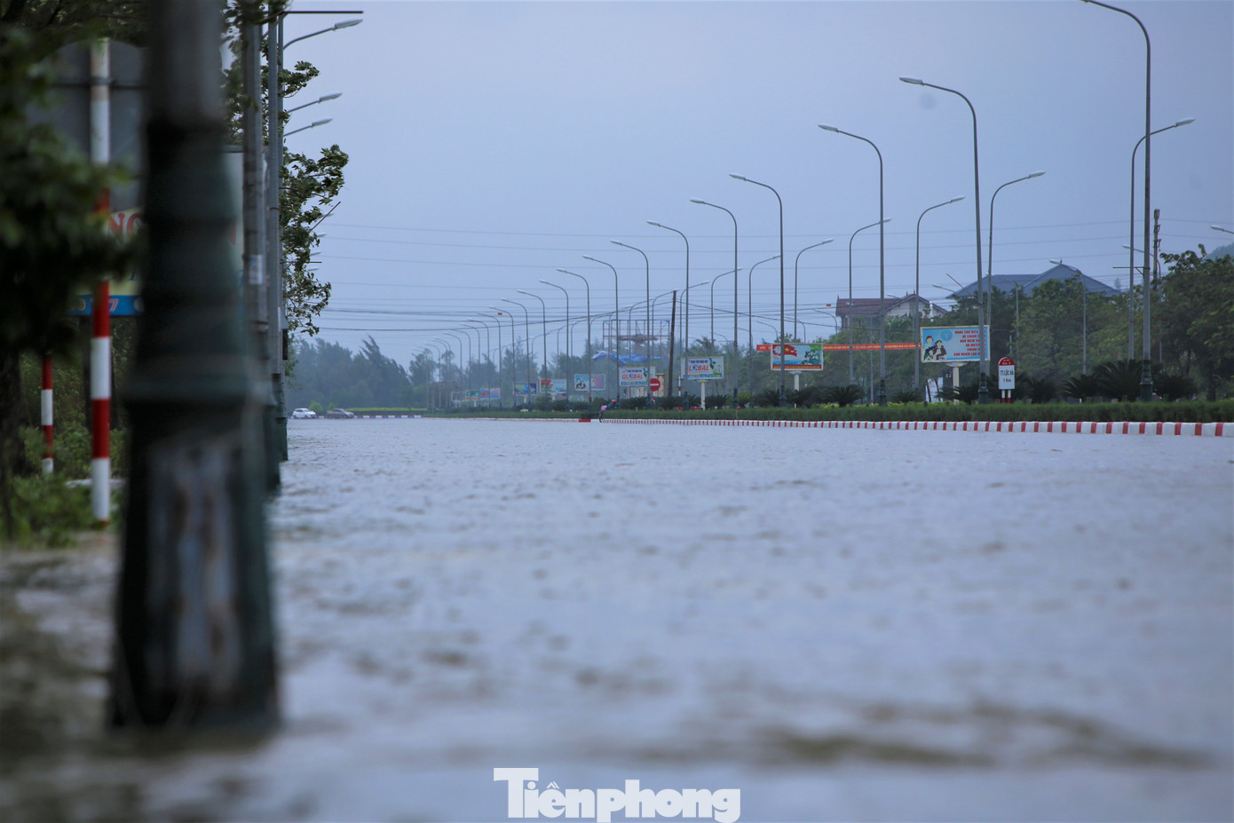 Theo Đài khí tượng thủy văn Hà Tĩnh, lượng mưa vùng núi và ven biển phía bắc phổ biến 50 - 100mm có nơi trên 100mm; ven biển phía nam phổ biến 100 - 200mm có nơi trên 200mm.