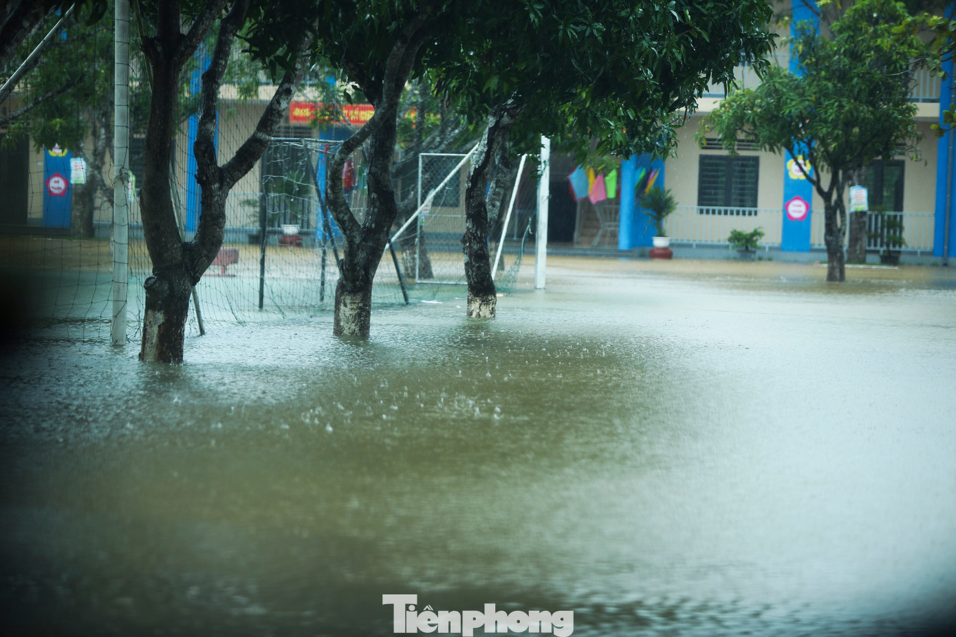 Mưa lớn cũng khiến nhiều trường học bị ngập. Để đảm bảo an toàn cho học sinh, Phòng GD-ĐT huyện Can Lộc đã chỉ đạo các trường linh hoạt cho học sinh nghỉ học.