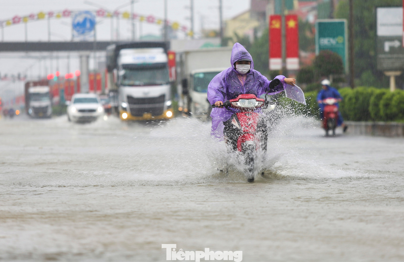 Trên tuyến Quốc lộ 1A đoạn qua địa bàn thị trấn Nghèn (huyện Can Lộc) bị ngập kéo dài hàng trăm mét khiến các phương tiện qua lại gặp nhiều khó khăn.
