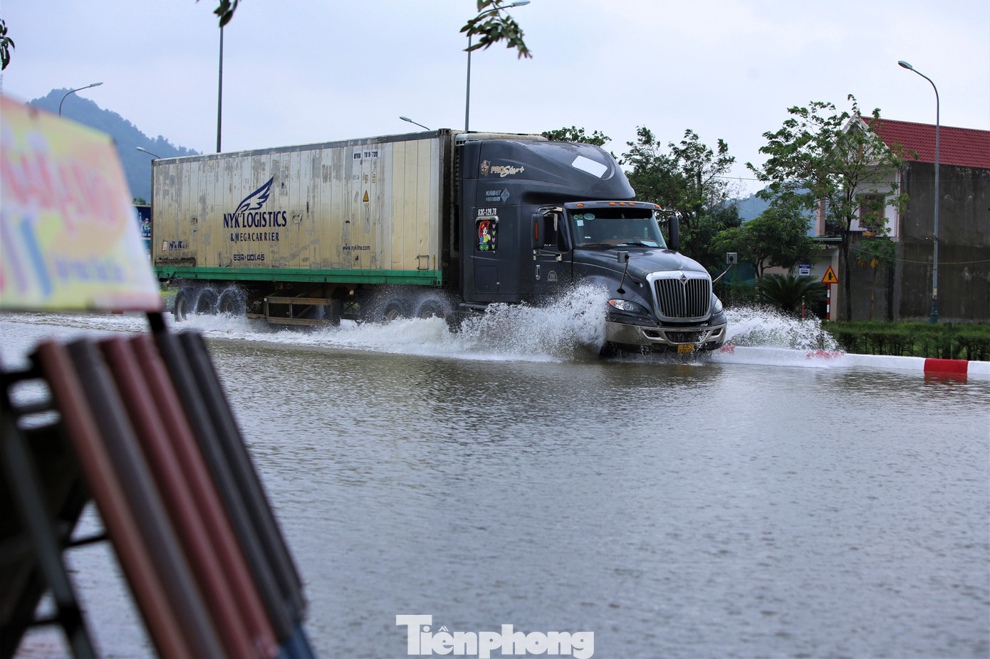 Trước diễn biến phức tạp của mưa lũ, chính quyền địa phương đã chỉ đạo các đơn vị chức năng, các xã, thị trấn chủ động theo dõi sát tình hình, chuẩn bị sẵn sàng các phương án, kế hoạch kịp thời ứng phó.