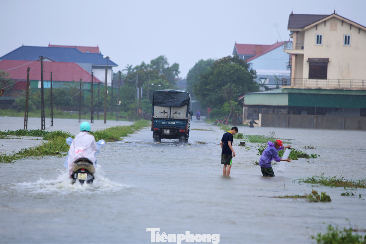 Nước ngập nhiều tuyến đường ở huyện Lộc Hà, gây khó khăn cho phương tiện lưu thông.
