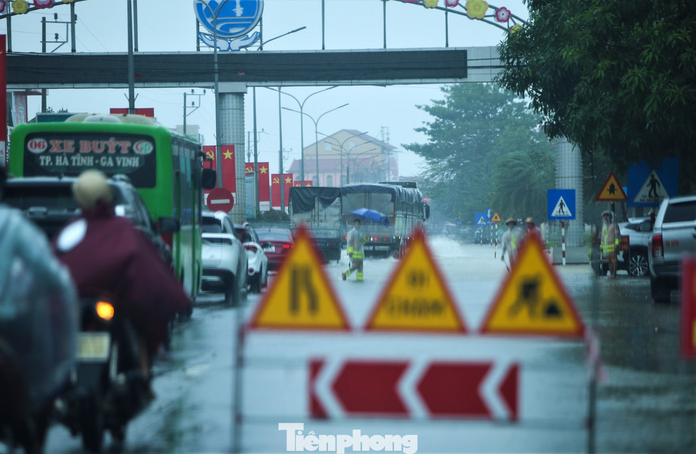 Trước tình hình đó, ngay trong sáng 13-11, lực lượng công an đã đội mưa cắm các biển cảnh báo đi chậm, khu vực nước sâu, đồng thời phân luồng điều tiết giao thông để đảm bảo an toàn cho người và các phương tiện.