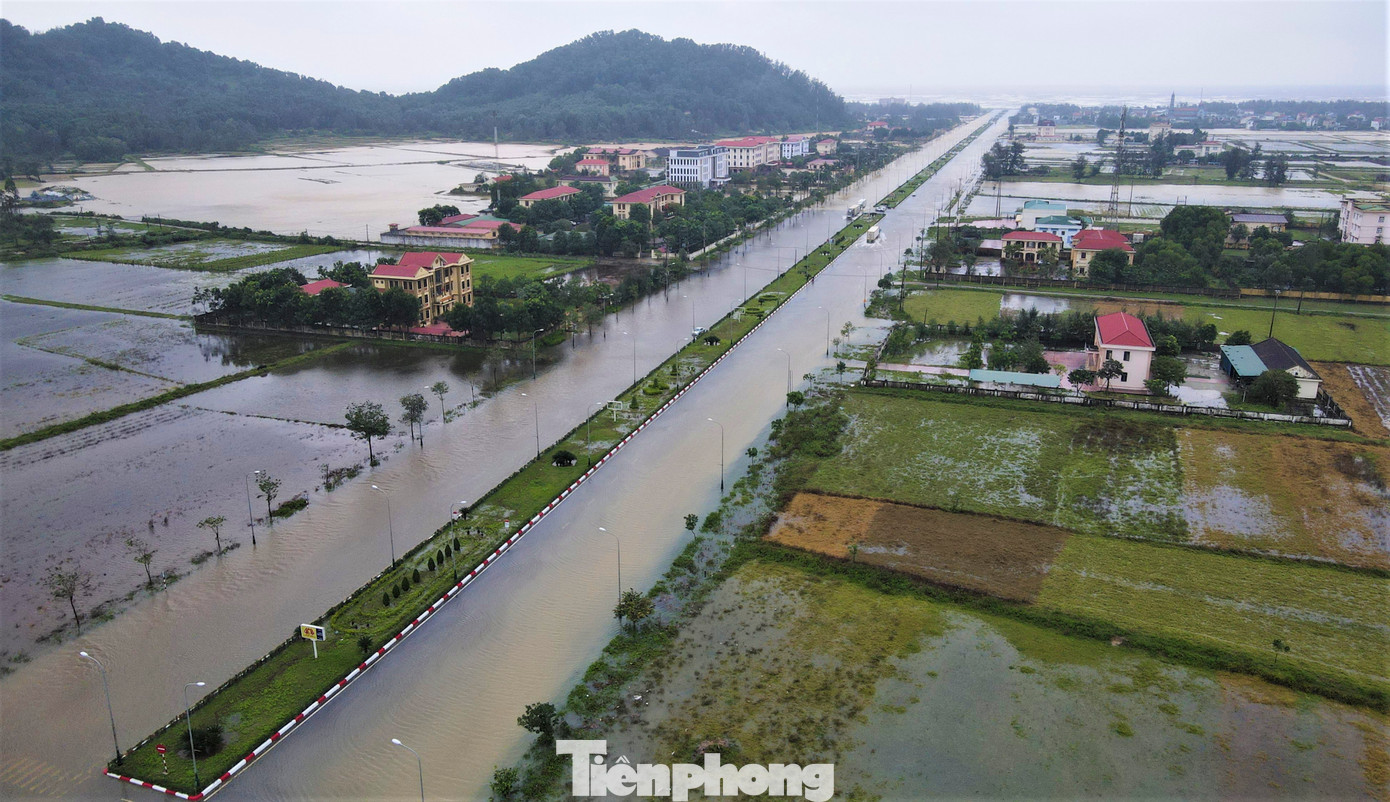 Mưa lớn kéo dài từ đêm 12 đến sáng 13/11, khiến nhiều nơi trên địa bàn tỉnh Hà Tĩnh như huyện Can Lộc, Lộc Hà... bị ngập cục bộ, có nhiều nơi ngập sâu 0,5-0,8m.