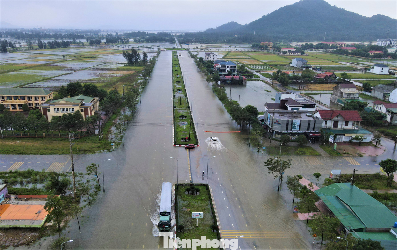 Tuyến đường trung tâm huyện Lộc Hà bị ngập sâu.
