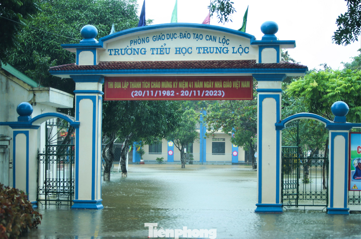 Ông Đặng Trần Phong - Chủ tịch UBND huyện Can Lộc cho biết, trước tình hình mưa lũ diễn biến phức tạp, huyện đã chỉ đạo các địa phương chủ động theo dõi sát tình hình, chuẩn bị sẵn sàng các phương án, kế hoạch kịp thời ứng phó. Các lực lượng công an, quân sự, dân quân và địa phương đã bố trí lực lượng, sẵn sàng công tác ứng cứu, giúp bà con di dời khi cần thiết.