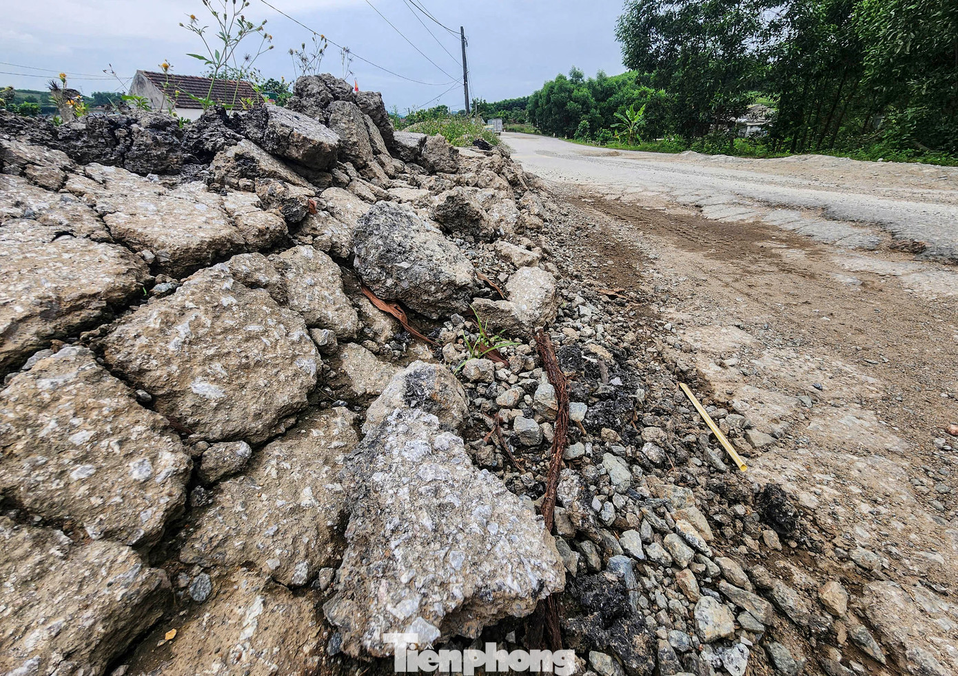 Mặt đường xuống cấp, trồi gãy, bong từng mảng nhựa. Người dân cho biết đường xuống cấp, không được sửa chữa gây mất an toàn cho người và phương tiện qua lại. Mặt đường xuống cấp, trồi gãy, bong từng mảng nhựa. Người dân cho biết đường xuống cấp, không được sửa chữa gây mất an toàn cho người và phương tiện qua lại.