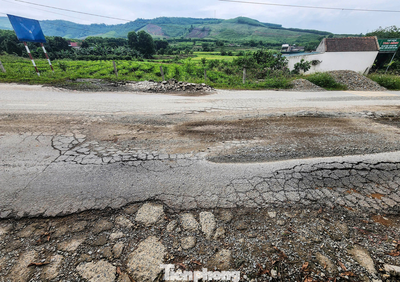 Theo người dân địa phương, tình trạng hư hỏng, xuống cấp tuyến đường xảy ra từ cuối năm 2023 đến nay. Từng có một số lần sửa chữa song cục bộ khiến việc hư hỏng tiếp tục xảy ra. Theo người dân địa phương, tình trạng hư hỏng, xuống cấp tuyến đường xảy ra từ cuối năm 2023 đến nay. Từng có một số lần sửa chữa song cục bộ khiến việc hư hỏng tiếp tục xảy ra.