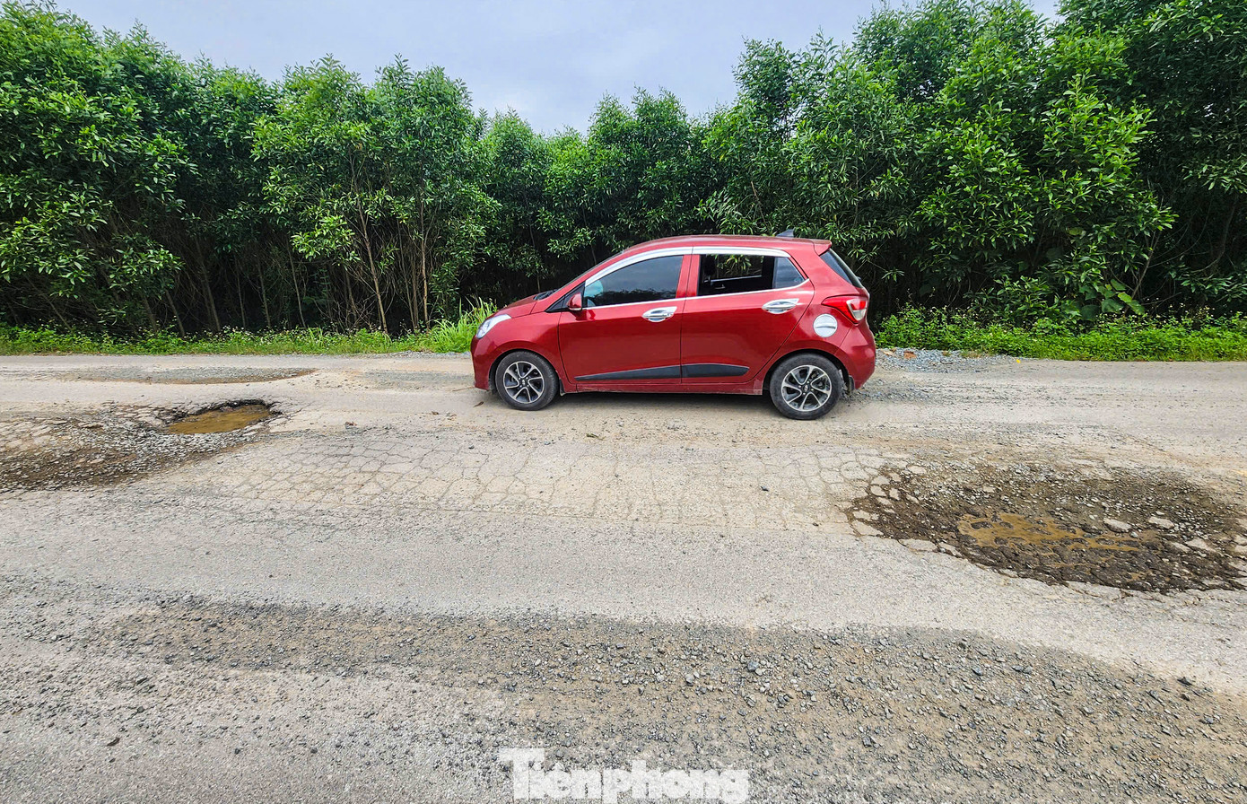 “Đường xuống cấp nhiều nhất thời điểm xe tải trọng tải lớn di chuyển chở vật liệu phục vụ thi công cao tốc. Ngoài ra còn có nhiều xe tải chở keo tràm thường xuyên di chuyển trên tuyến. Đường hỏng rất nguy hiểm nhất là vào ban đêm”, một người dân xã Kỳ Trung cho hay. Trong hình, phương tiện gặp khó khi di chuyển qua các vị trí hư hỏng, tiềm ẩn nguy cơ mất an toàn. “Đường xuống cấp nhiều nhất thời điểm xe tải trọng tải lớn di chuyển chở vật liệu phục vụ thi công cao tốc. Ngoài ra còn có nhiều xe tải chở keo tràm thường xuyên di chuyển trên tuyến. Đường hỏng rất nguy hiểm nhất là vào ban đêm”, một người dân xã Kỳ Trung cho hay. Trong hình, phương tiện gặp khó khi di chuyển qua các vị trí hư hỏng, tiềm ẩn nguy cơ mất an toàn.