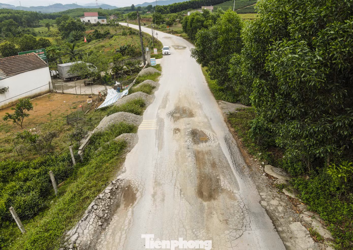 Theo người dân địa phương, tình trạng hư hỏng, xuống cấp tuyến đường xảy ra từ cuối năm 2023 đến nay. Từng có một số lần sửa chữa song cục bộ khiến việc hư hỏng tiếp tục xảy ra.