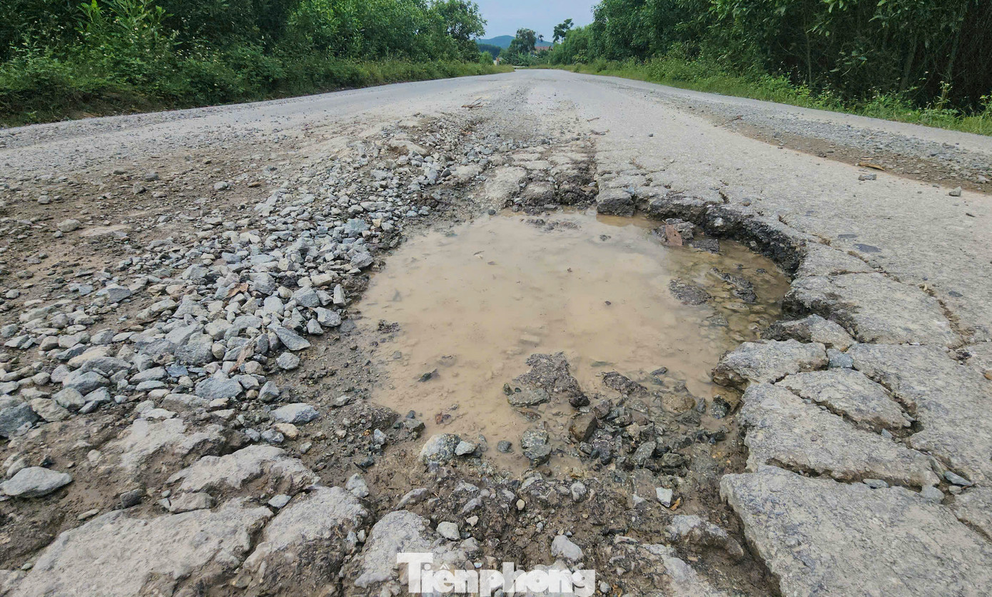 Theo người dân địa phương, tình trạng hư hỏng, xuống cấp tuyến đường xảy ra từ cuối năm 2023 đến nay. Từng có một số lần sửa chữa song cục bộ khiến việc hư hỏng tiếp tục xảy ra. Theo người dân địa phương, tình trạng hư hỏng, xuống cấp tuyến đường xảy ra từ cuối năm 2023 đến nay. Từng có một số lần sửa chữa song cục bộ khiến việc hư hỏng tiếp tục xảy ra.