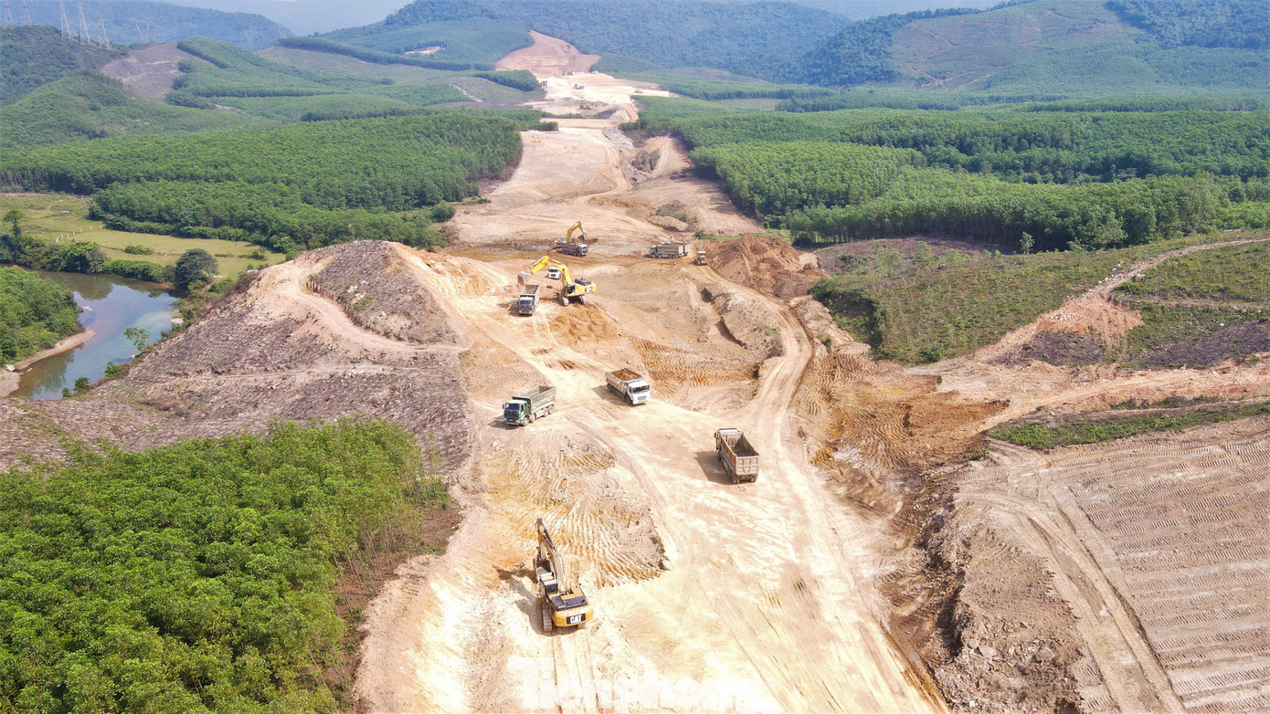 Các dự án thành phần cao tốc Bắc - Nam qua Hà Tĩnh đang đẩy nhanh tiến độ.