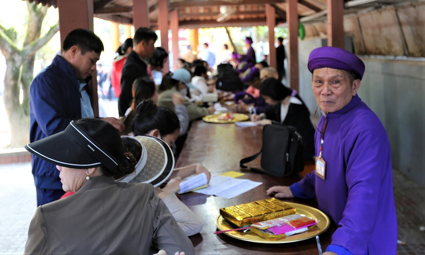 “Năm nào gia đình tôi cũng đến ngôi đền để cầu an, tài lộc. Không kể ngày Tết mà những ngày rằm hay mồng 1 đều đến chiêm bái”, anh Thành (trú thị xã Kỳ Anh) cho hay. Trong hình là khu vực viết tấu sớ luôn trong tình trạng quá tải.