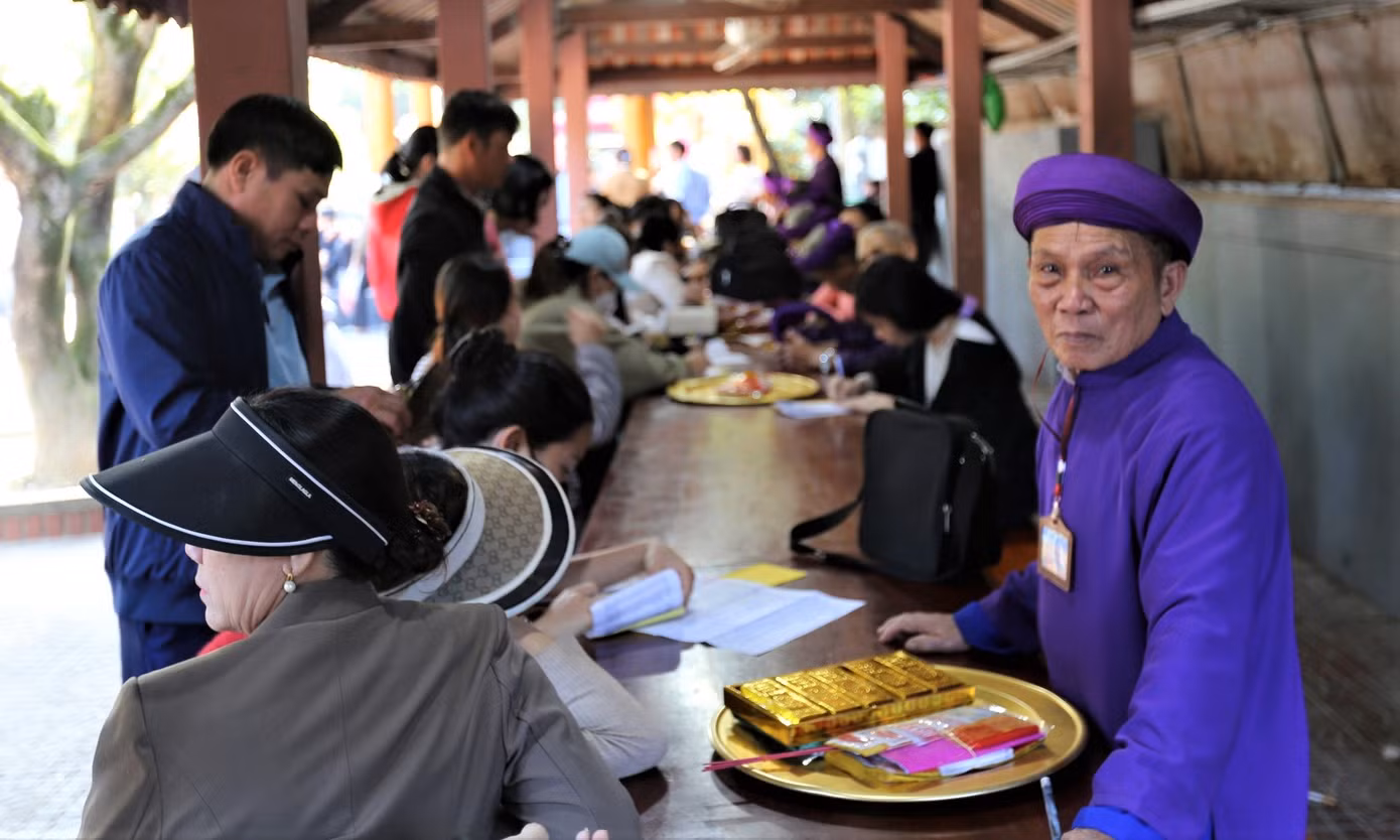 “Năm nào gia đình tôi cũng đến ngôi đền để cầu an, tài lộc. Không kể ngày Tết mà những ngày rằm hay mồng 1 đều đến chiêm bái”, anh Thành (trú thị xã Kỳ Anh) cho hay. Trong hình là khu vực viết tấu sớ luôn trong tình trạng quá tải.
