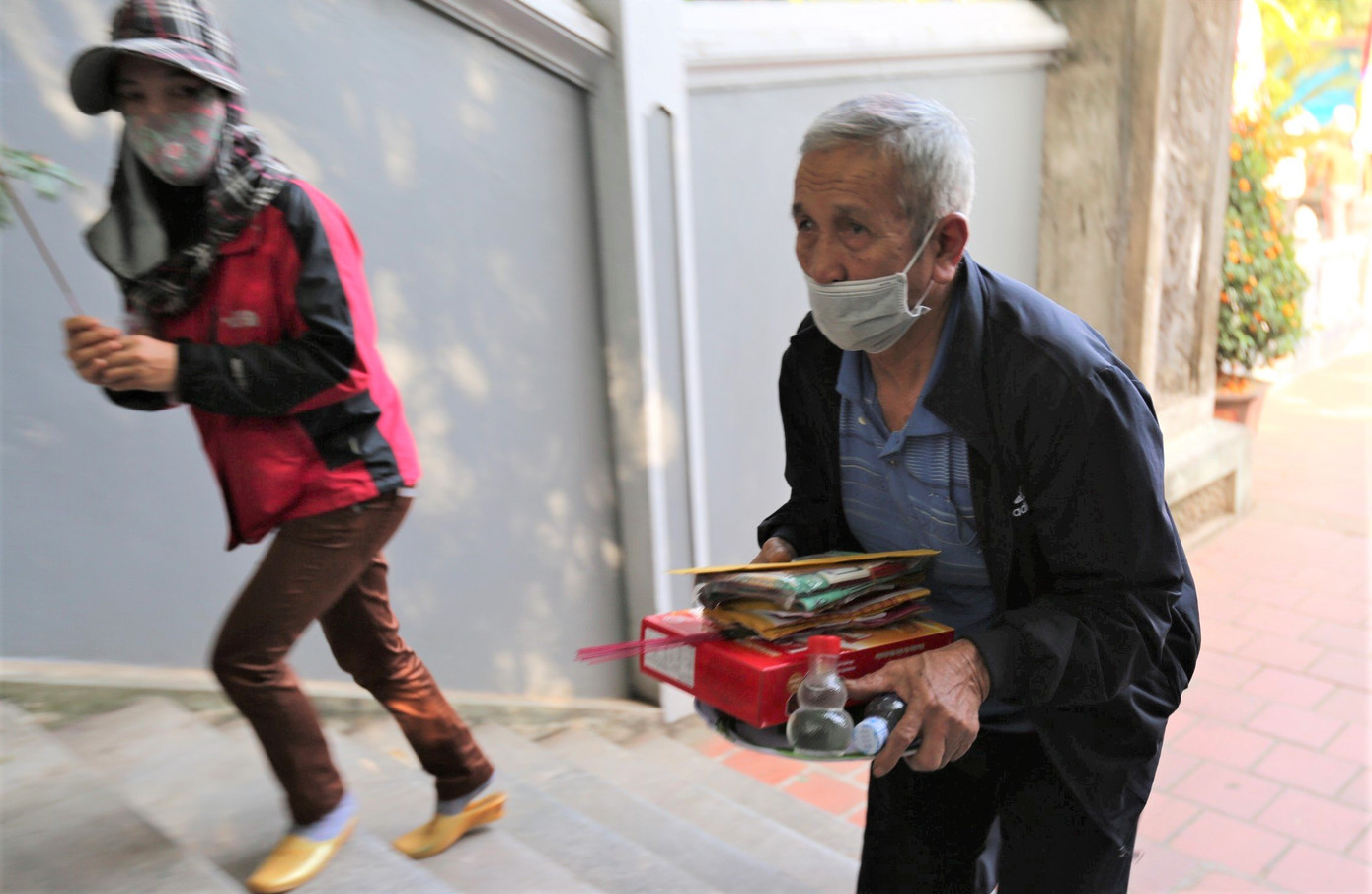 Du khách và người dân từ khắp nơi về ngôi đền.