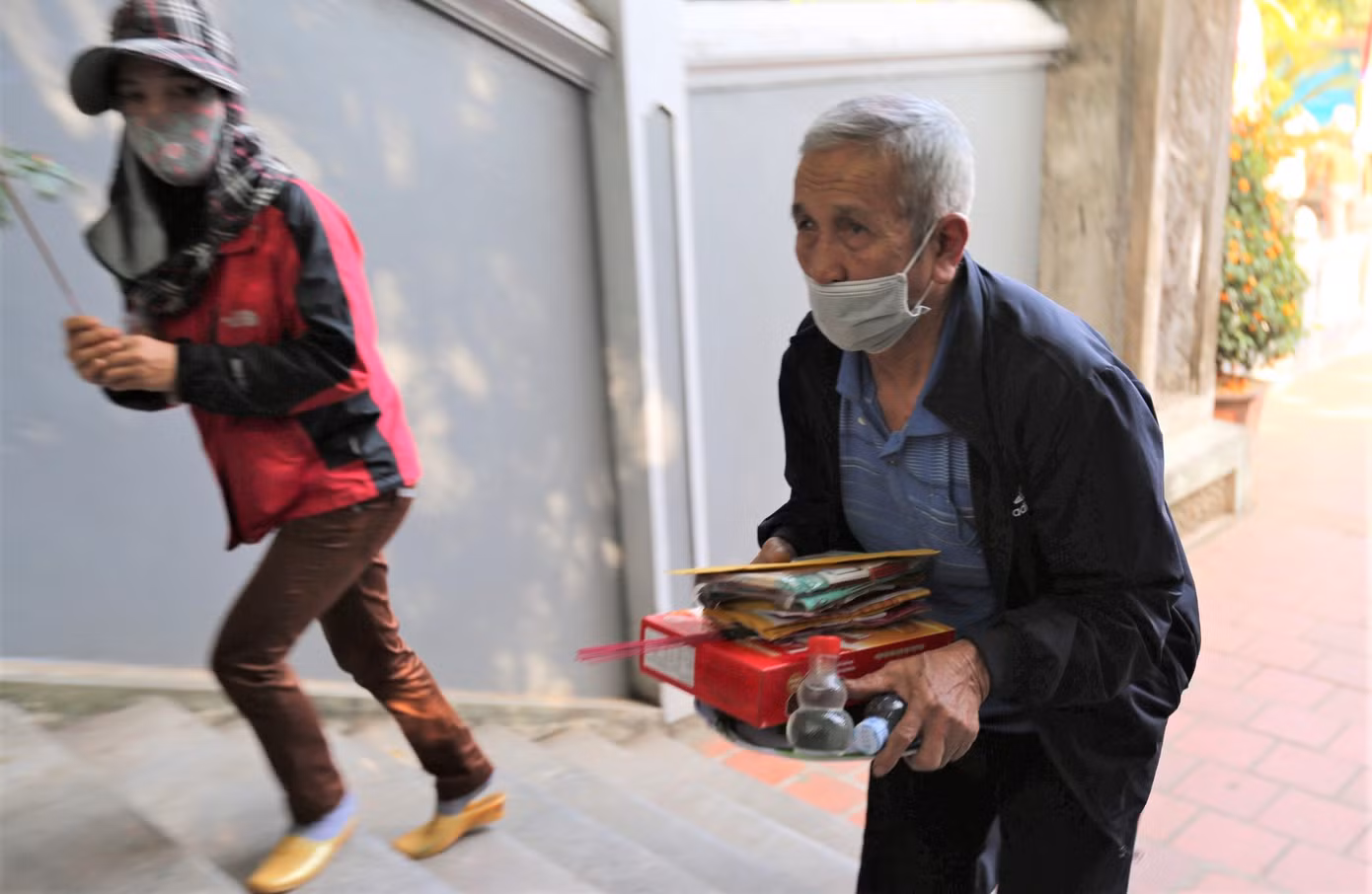 Du khách và người dân từ khắp nơi về ngôi đền.