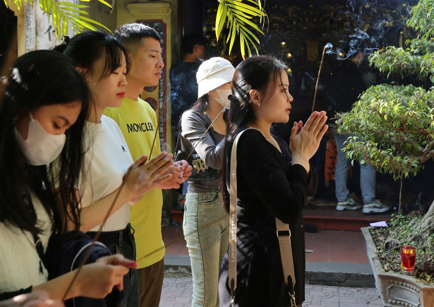 Việc làm lễ trong đền phải nhờ các thầy cúng. “Tiền công” cho thầy mỗi lần làm lễ phụ thuộc vào lòng thành của gia chủ.