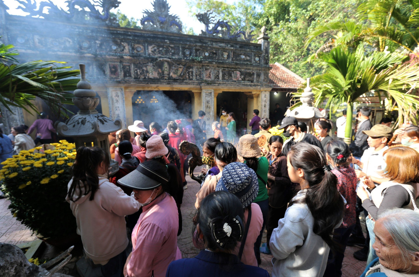 Những ngày đầu năm Giáp Thìn, địa điểm tâm linh này đón gần 40.000 lượt du khách tới chiêm bái, dâng hương cầu tài lộc.