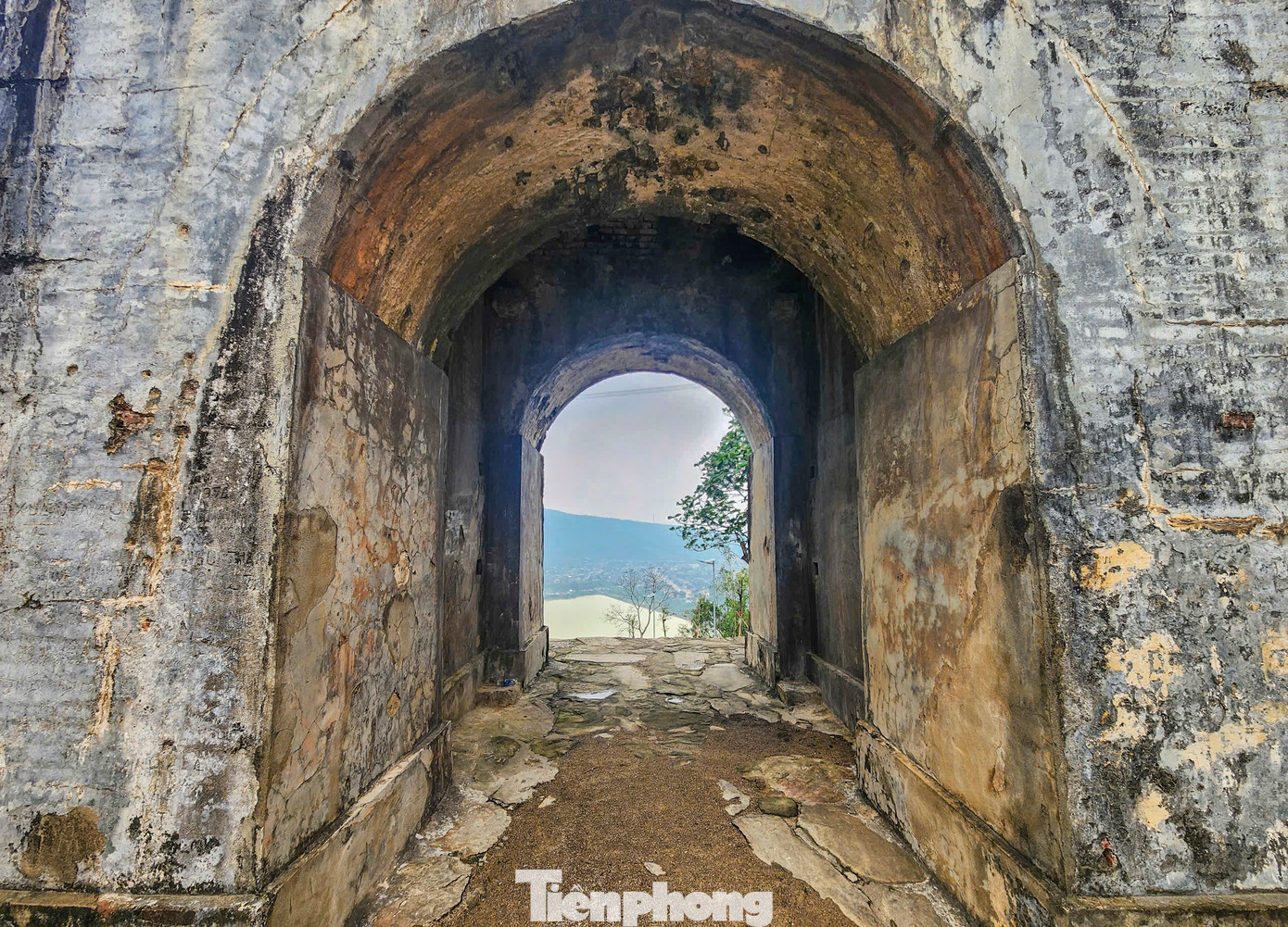 Đèo Ngang cũng gắn liền với huyền tích thánh mẫu Liễu Hạnh. Nhiều đoàn khảo sát khu vực đỉnh núi xác định vẫn còn rất nhiều đoạn lũy cổ, khi nằm bên địa phận Quảng Bình, khi vắt qua tỉnh Hà Tĩnh. Năm 2005, UBND tỉnh Hà Tĩnh quyết định xếp Hoành Sơn Quan là di tích lịch sử văn hóa cấp tỉnh, song tỉnh Quảng Bình cũng cho rằng di tích này là cửa ngõ phía bắc của tỉnh, nên năm 2002, tỉnh này cũng xếp hạng là di tích cấp tỉnh.