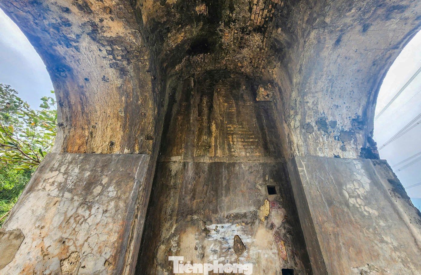 Hơn trăm năm qua, Hoành Sơn Quan vẫn giữ được nét kiến trúc cổ kính với nhiều dấu tích, chữ được khắc vào tường. Những kiến trúc nơi đây đã được rong rêu phủ kín.